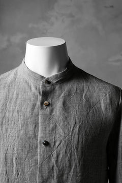 Load image into Gallery viewer, blackcrow band collar linen check shirt / sumi dyed (carbon)
