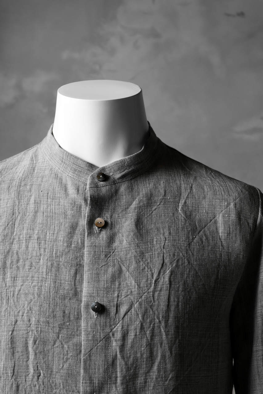 Load image into Gallery viewer, blackcrow band collar linen check shirt / sumi dyed (carbon)