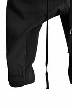 画像をギャラリービューアに読み込む, N/07 "MAUSK Detail"  Three Dimensional Wide Tuck & Dart Cropped Pants with Draw Code (BLACK)