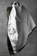 Load image into Gallery viewer, KLASICA BURRY MAC COAT / PARAFFINED COTTON (OLIVE)