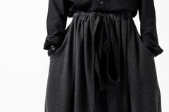 画像をギャラリービューアに読み込む, SOSNOVSKA SOFT STITCHED PANTS (DARK GREY)