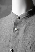Load image into Gallery viewer, blackcrow band collar linen check shirt / sumi dyed (carbon)