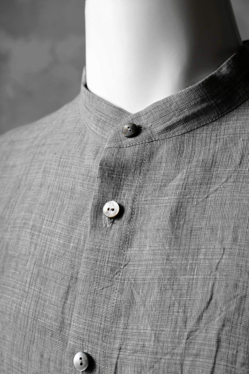 Load image into Gallery viewer, blackcrow band collar linen check shirt / sumi dyed (carbon)