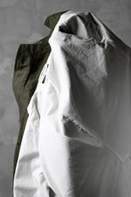 Load image into Gallery viewer, KLASICA BURRY MAC COAT / PARAFFINED COTTON (OLIVE)