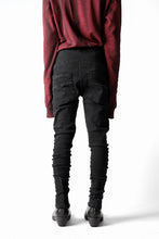 画像をギャラリービューアに読み込む, thomkrom OVERLOCKED SKINNY TROUSERS / STRETCH DENIM (BLACK)
