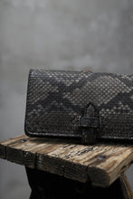 画像をギャラリービューアに読み込む, ISAMU KATAYAMA BACKLASH SMART PHONE CASE/PURSE (SUMI DYED PYTHON)
