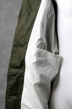 Load image into Gallery viewer, KLASICA BURRY MAC COAT / PARAFFINED COTTON (OLIVE)