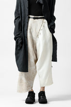 Load image into Gallery viewer, SOSNOVSKA ASYMMETRIC OVERWIDE PANTS (IVORY x BEIGE)