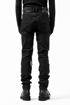 Load image into Gallery viewer, ISAMU KATAYAMA BACKLASH LEOPARD LEATHER KNEE PADS SLIM PANTS / "京都紋付 - 漆黒染" 13oz STRETCH DENIM (BLACK)
