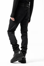 Load image into Gallery viewer, ISAMU KATAYAMA BACKLASH LEOPARD LEATHER KNEE PADS SLIM PANTS / "京都紋付 - 漆黒染" 13oz STRETCH DENIM (BLACK)