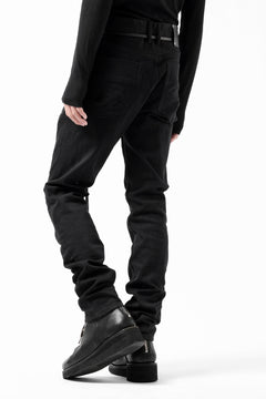 Load image into Gallery viewer, ISAMU KATAYAMA BACKLASH LEOPARD LEATHER KNEE PADS SLIM PANTS / "京都紋付 - 漆黒染" 13oz STRETCH DENIM (BLACK)