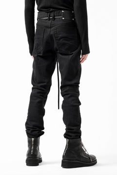 Load image into Gallery viewer, ISAMU KATAYAMA BACKLASH LEOPARD LEATHER KNEE PADS SLIM PANTS / "京都紋付 - 漆黒染" 13oz STRETCH DENIM (BLACK)