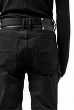 Load image into Gallery viewer, ISAMU KATAYAMA BACKLASH LEOPARD LEATHER KNEE PADS SLIM PANTS / "京都紋付 - 漆黒染" 13oz STRETCH DENIM (BLACK)