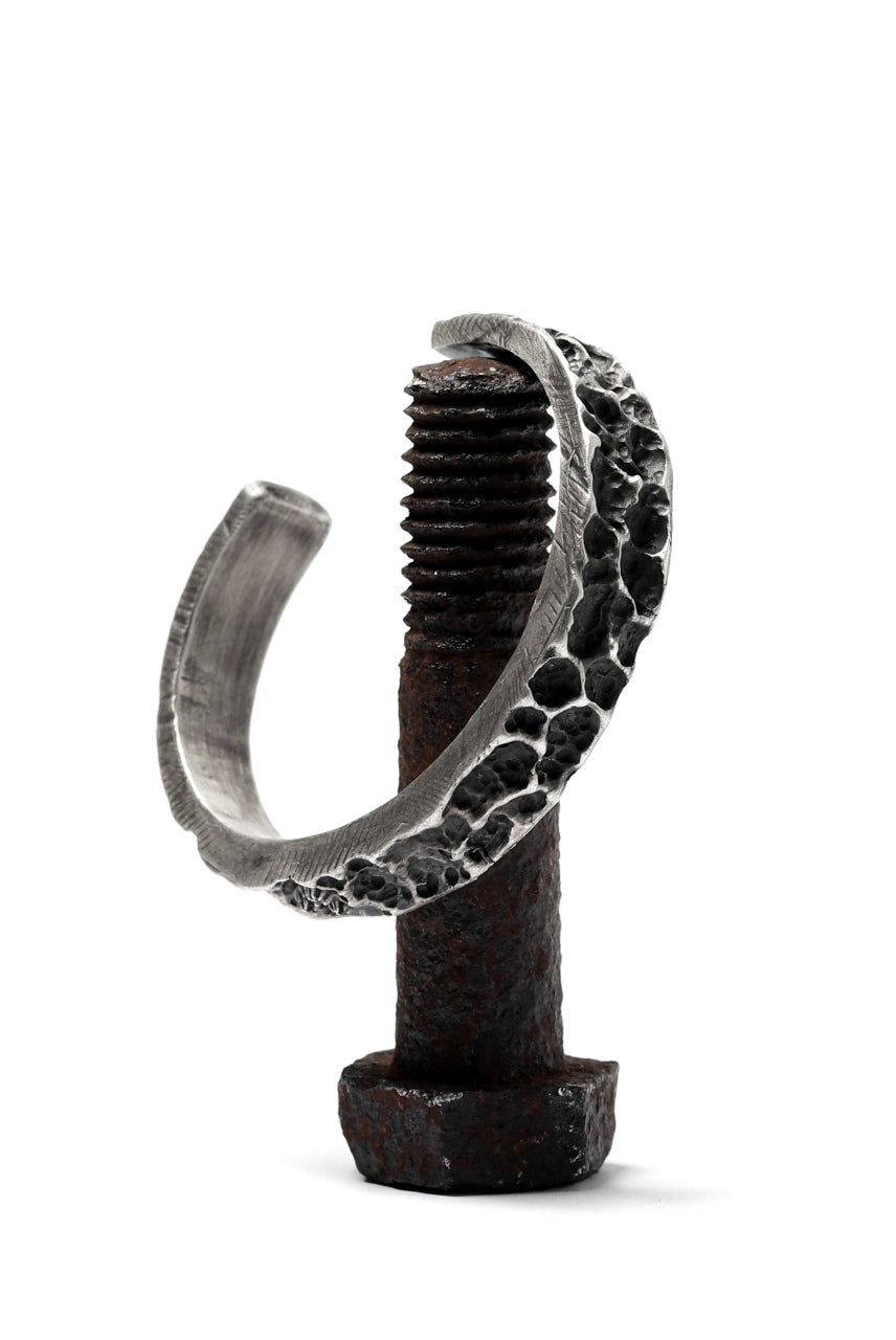 画像をギャラリービューアに読み込む, Holzpuppe Barnacles Eroded Basalt Rock Silver Bangle (BB-612)