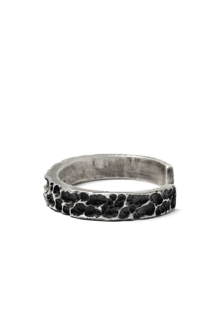 画像をギャラリービューアに読み込む, Holzpuppe Barnacles Eroded Basalt Rock Silver Bangle (BB-612)