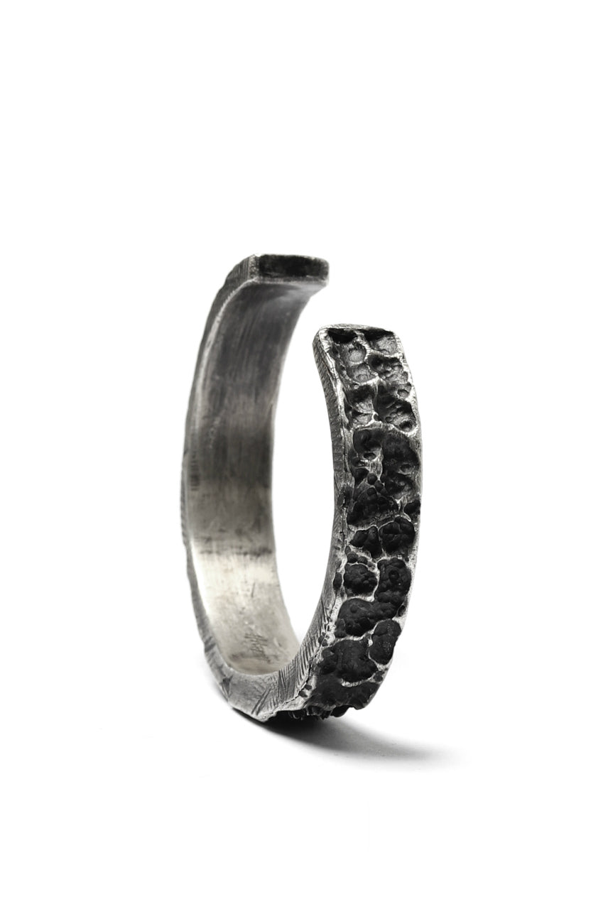 画像をギャラリービューアに読み込む, Holzpuppe Barnacles Eroded Basalt Rock Silver Bangle (BB-612)