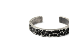画像をギャラリービューアに読み込む, Holzpuppe Barnacles Eroded Basalt Rock Silver Bangle (BB-612)