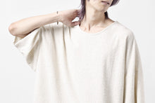 Load image into Gallery viewer, ISAMU KATAYAMA BACKLASH RANDOM PILE FABRIC SHORT SLEEVE CUT & SEWN (BEIGE)