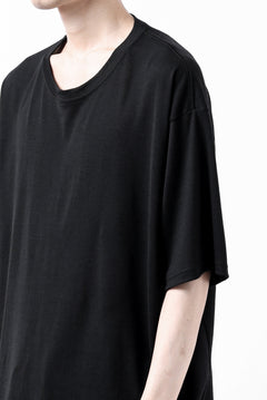 Load image into Gallery viewer, CAPERTICA OVERSIZED H/S TEE / SUPER 120s WASHABLE WOOL JERSEY (BLACK)