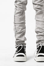 Load image into Gallery viewer, thom/krom SCAR-STITICHING DENIM PANTS / ACID BLEACH (CEMENT)