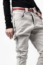 Load image into Gallery viewer, thom/krom SCAR-STITICHING DENIM PANTS / ACID BLEACH (CEMENT)