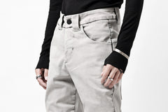 Load image into Gallery viewer, thom/krom SCAR-STITICHING DENIM PANTS / ACID BLEACH (CEMENT)