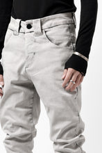 Load image into Gallery viewer, thom/krom SCAR-STITICHING DENIM PANTS / ACID BLEACH (CEMENT)