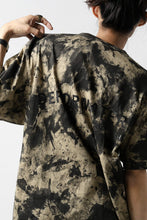 Load image into Gallery viewer, DEFORMATER.® "SPLASH" BACK LOGO TEE / MOTTLED DYING (LIGHT BEIGE)
