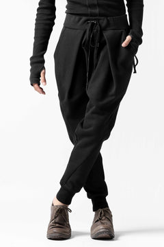 Load image into Gallery viewer, DEFORMATER.® FOLDING TUCK JOGGER PANTS / FLEECY HEAT COTTON (BLACK)