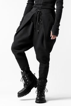 Load image into Gallery viewer, DEFORMATER.® FOLDING TUCK JOGGER PANTS / FLEECY HEAT COTTON (BLACK)