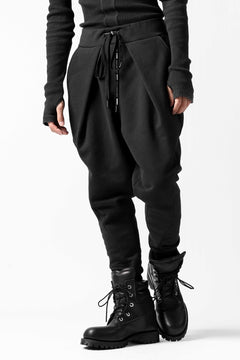Load image into Gallery viewer, DEFORMATER.® FOLDING TUCK JOGGER PANTS / FLEECY HEAT COTTON (BLACK)