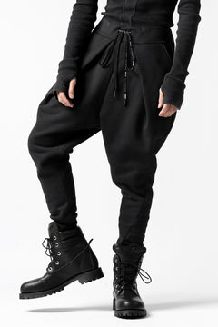 Load image into Gallery viewer, DEFORMATER.® FOLDING TUCK JOGGER PANTS / FLEECY HEAT COTTON (BLACK)