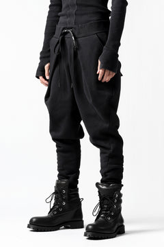 Load image into Gallery viewer, DEFORMATER.® FOLDING TUCK JOGGER PANTS / FLEECY HEAT COTTON (BLACK)