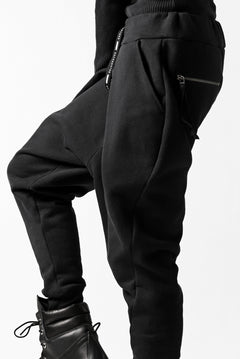 Load image into Gallery viewer, DEFORMATER.® FOLDING TUCK JOGGER PANTS / FLEECY HEAT COTTON (BLACK)