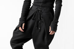 Load image into Gallery viewer, DEFORMATER.® FOLDING TUCK JOGGER PANTS / FLEECY HEAT COTTON (BLACK)