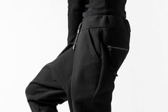 Load image into Gallery viewer, DEFORMATER.® FOLDING TUCK JOGGER PANTS / FLEECY HEAT COTTON (BLACK)