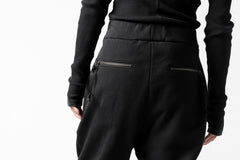 Load image into Gallery viewer, DEFORMATER.® FOLDING TUCK JOGGER PANTS / FLEECY HEAT COTTON (BLACK)
