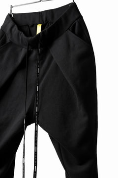 Load image into Gallery viewer, DEFORMATER.® FOLDING TUCK JOGGER PANTS / FLEECY HEAT COTTON (BLACK)
