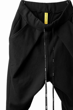Load image into Gallery viewer, DEFORMATER.® FOLDING TUCK JOGGER PANTS / FLEECY HEAT COTTON (BLACK)