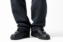 画像をギャラリービューアに読み込む, DEFORMATER.® THREE PROCESSING SWEAT REGULAR PANT - DYED/BIO/FROST EFFECT (VINTAGE BLACK)