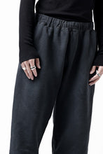 画像をギャラリービューアに読み込む, DEFORMATER.® THREE PROCESSING SWEAT REGULAR PANT - DYED/BIO/FROST EFFECT (VINTAGE BLACK)