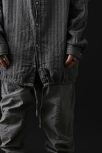 Load image into Gallery viewer, daub STRIPE LONG SHIRT / COLD DYED SOFT TWILL (GREY)