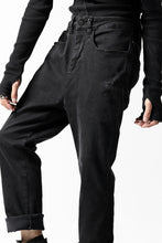 画像をギャラリービューアに読み込む, thomkrom OVER LOCK SLIM CROPPED PANTS / DAMAGE STRETCH DENIM (BLACK)