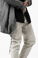 Load image into Gallery viewer, daub ERGONOMIC SKINNY PANTS / DYED STRETCH LIGHT COTTON (SAND)