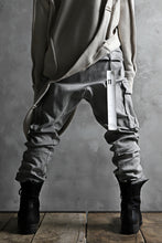 画像をギャラリービューアに読み込む, 11 BY BORIS BIDJAN SABERI CARGO POCKET PANT / STRETCH DENIM "P21B-F-1481" (ICE GREY)