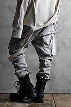 画像をギャラリービューアに読み込む, 11 BY BORIS BIDJAN SABERI CARGO POCKET PANT / STRETCH DENIM "P21B-F-1481" (ICE GREY)
