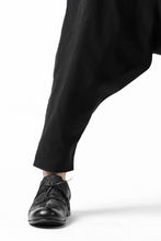 画像をギャラリービューアに読み込む, SOSNOVSKA exclusive NARROW CLOWN PANTS / SCRATCHED SILK (BLACK)