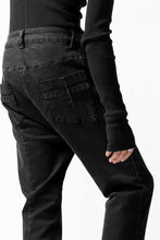 画像をギャラリービューアに読み込む, thomkrom OVER LOCK SLIM CROPPED PANTS / DAMAGE STRETCH DENIM (BLACK)