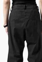 Load image into Gallery viewer, daub CENTRAL SEAM BUTTONS CLOSURE PANTS / DYED STRETCH SOFT COTTON (BLACK)