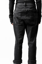 画像をギャラリービューアに読み込む, thomkrom OVER LOCK SLIM CROPPED PANTS / DAMAGE STRETCH DENIM (BLACK)